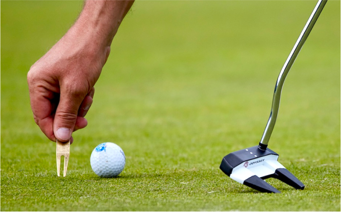 Une balle de golf sur un green