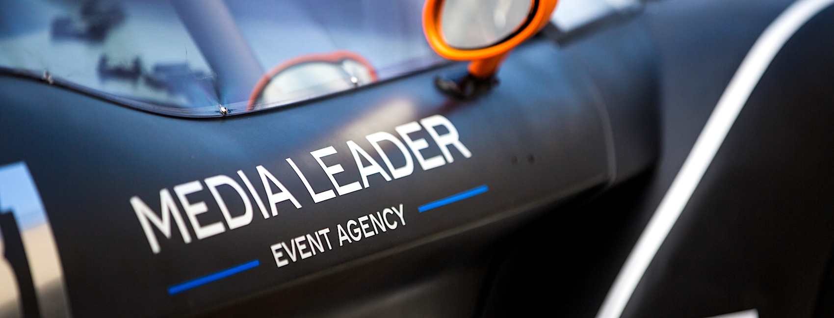 Media Leader sur une voiture de course